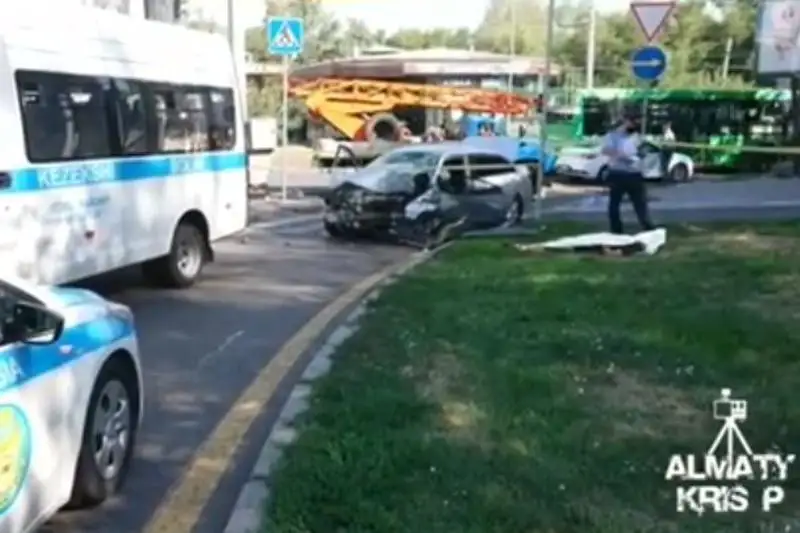 Водитель врезался в столб светофора и погиб в Алматы