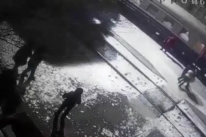 Полицейский спас жительницу Нур-Султана от наезда поезда