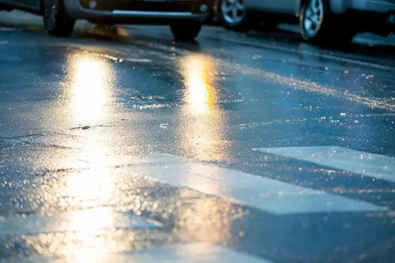 Столичных водителей предупредили о гололеде на дорогах