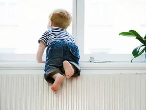 Число фактов падения детей из окон выросло в Жамбылской области