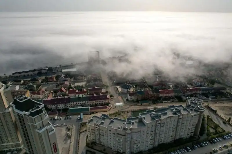 Туман над Актау сняли на видео с птичьего полета