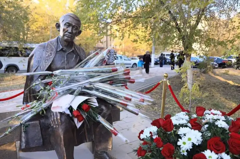 Aqtóbede Tólegen Aıbergenov pen Shámshi Qaldaıaqovqa eskertkish ornatyldy