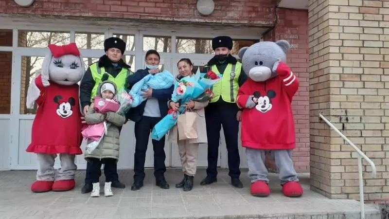 Женщину со схватками помогли доставить в роддом полицейские Караганды