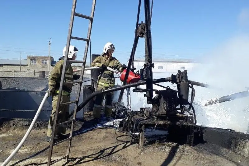 На территории завода в Таразе загорелся битум