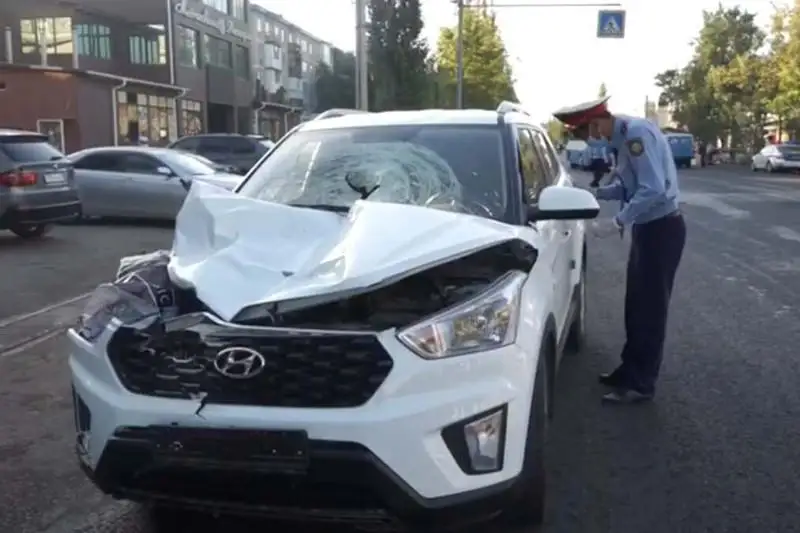 Автомобиль въехал в толпу на остановке в Таразе: двое погибших