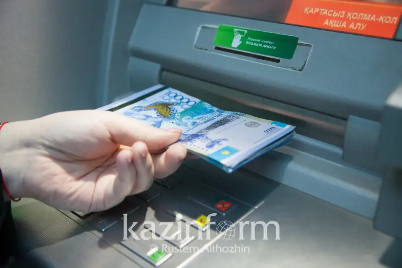 Qazaqstannyń keı aımaqtaryndaǵy bankomattarda qolma-qol aqsha jetkilikti