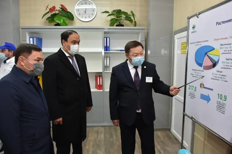 С ходом уборочной кампании ознакомился Ербол Карашукеев в Акмолинской области