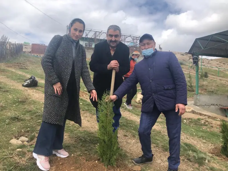 Túrkııalyq BAQ ókilderi Úkasha ata qudyǵy mańynda bozarsha ekti