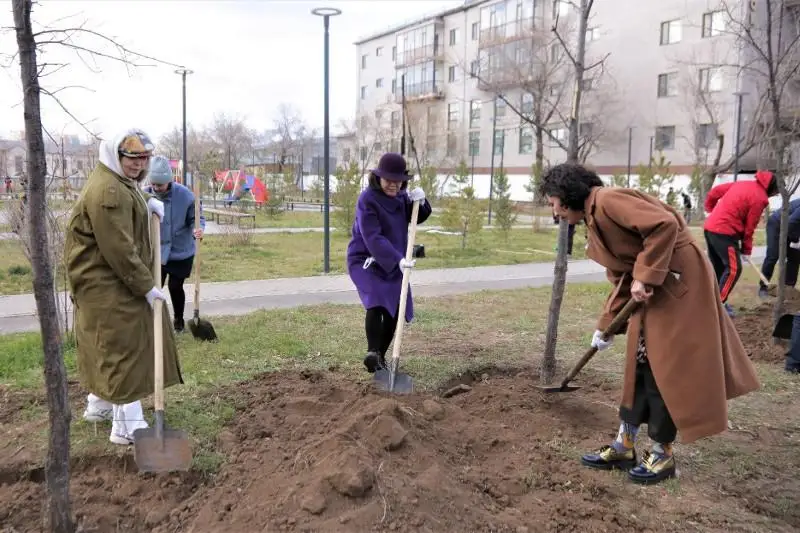 Писатели и поэты посадили около 50 деревьев на своей аллее в Нур-Султане