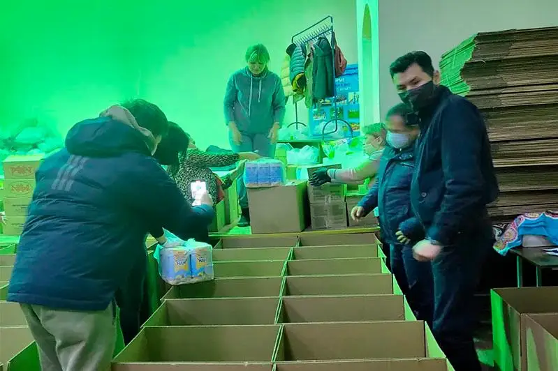 Продуктовые корзины нуждающимся раздают волонтеры в Алматы