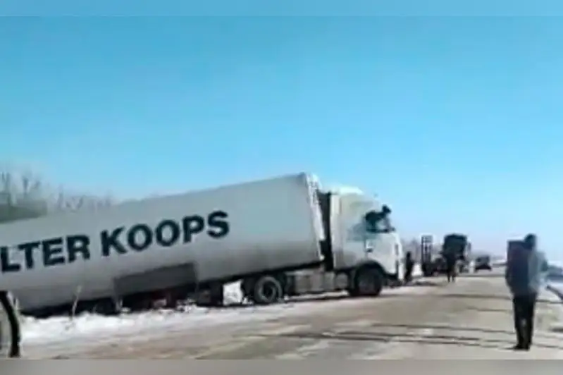 Фура с гражданами Узбекистана слетела в кювет в Павлодарской области