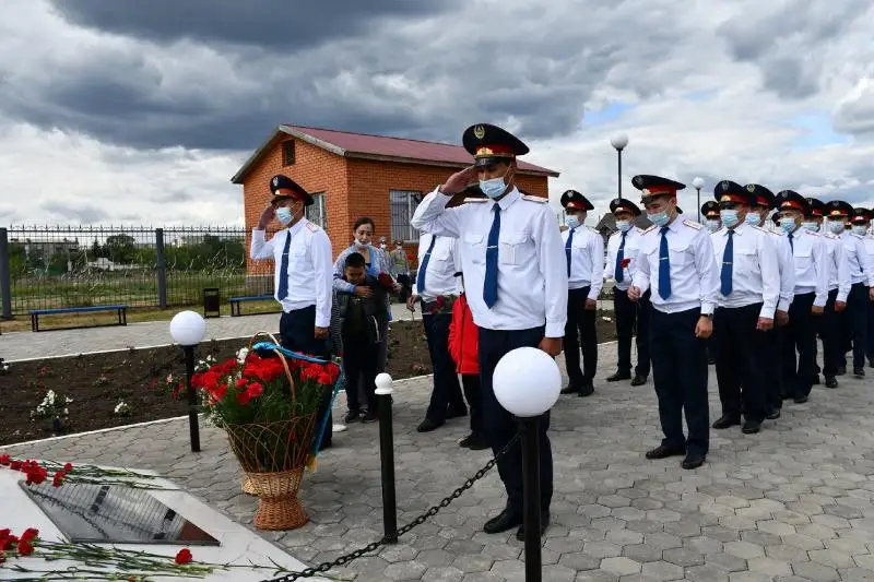 Aqmolada jol apatynan qaza tapqan polıtseılerge monýment ornatyldy