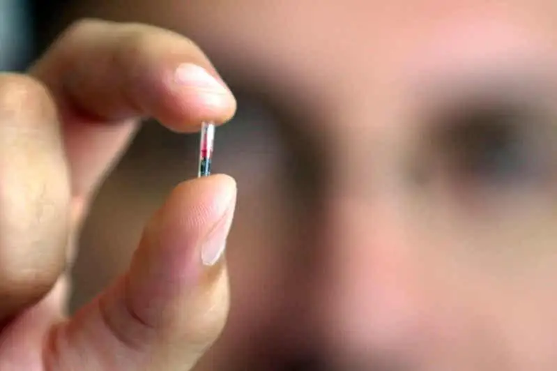 Манипуляция: В Швеции людям вживляют микрочипы вместо паспортов вакцинации