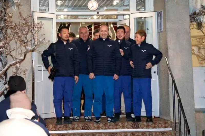 Туристический полет с Байконура: песню «Трава у дома» спели на японском языке