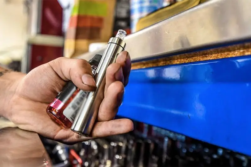 Приравнять электронные сигареты к табачным изделиям предложил секретарь столичного маслихата