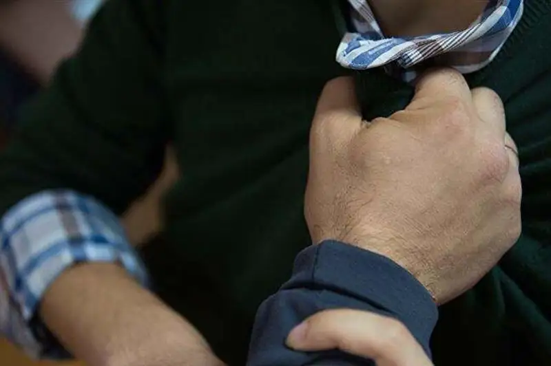 Двое пьяных мужчин избили подростка на остановке в Караганде