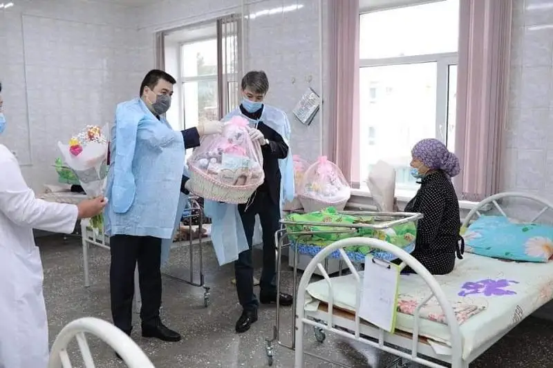 Túrkistan oblysynda sheneýnikter jańadan bosanǵan analardy merekemen quttyqtady