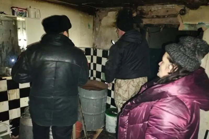 Акмолинские полицейские помогли потушить пожар в доме многодетной семьи