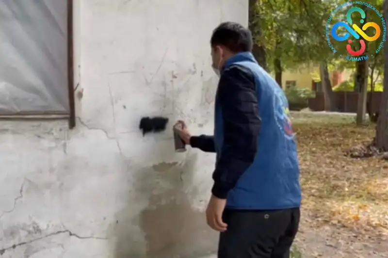 Более 150 наркограффити закрасили в Алматы