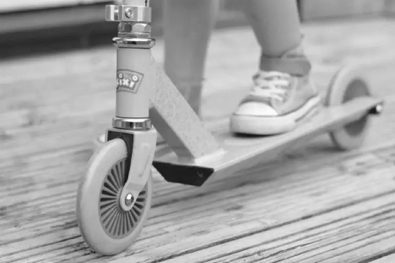 Грузовик насмерть сбил девочку на самокате в Алматы