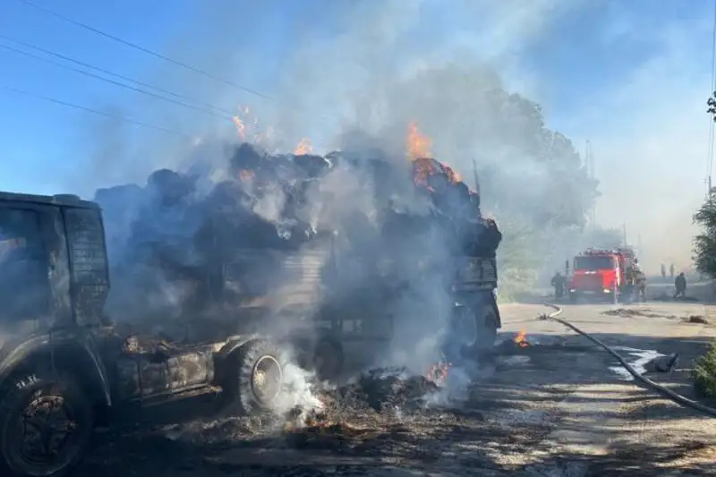 Грузовик с сеном загорелся в Семее