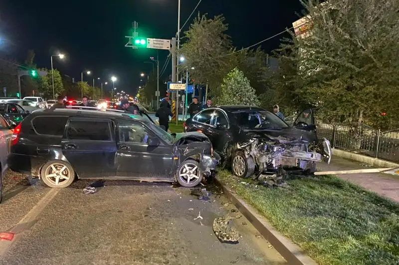 ДТП в Атырау: лобовое столкновение, есть пострадавшие