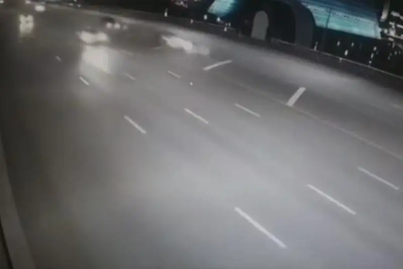 Astanada qarsy jolaqqa shyǵyp, ózara jarysqan 5 júrgizýshi kýáliginen aıyryldy
