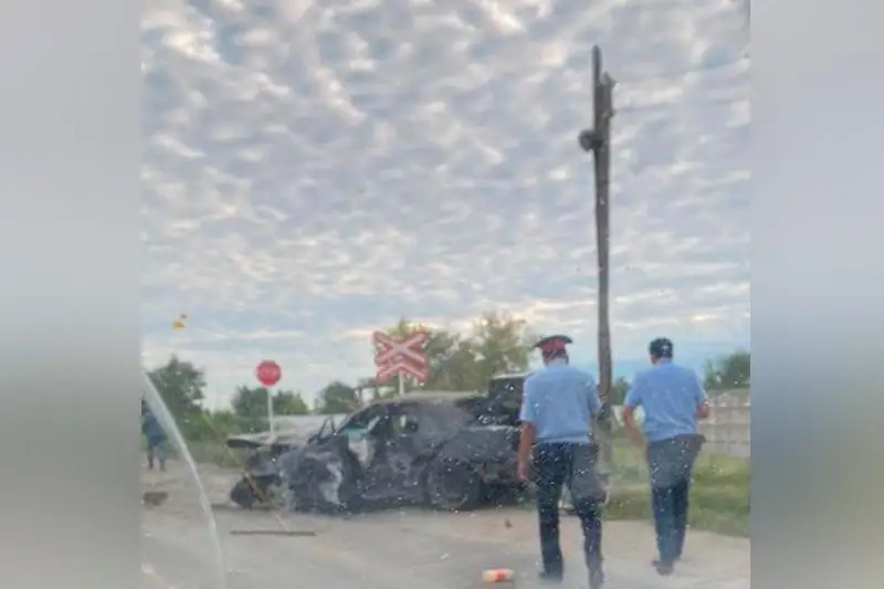 Бетонные столбы снес водитель автомобиля в Павлодаре