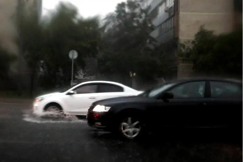 Сильный ливень подтопил улицы и станции метро в Москве