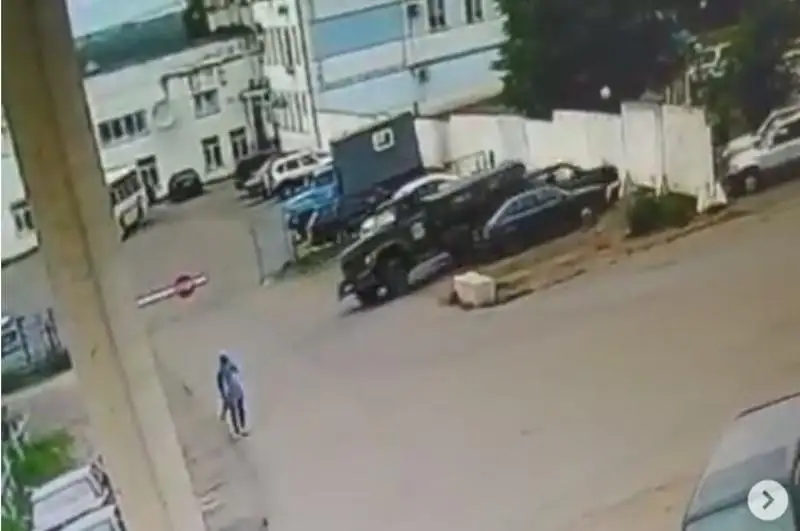 Petropavlda shegingen júk kóligi turaqta turǵan eki kólikti soqty
