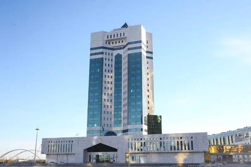 Алихан Смаилов и сотрудники канцелярии Премьер-Министра РК перечислили однодневную зарплату в фонд «Қазақстан халқына»