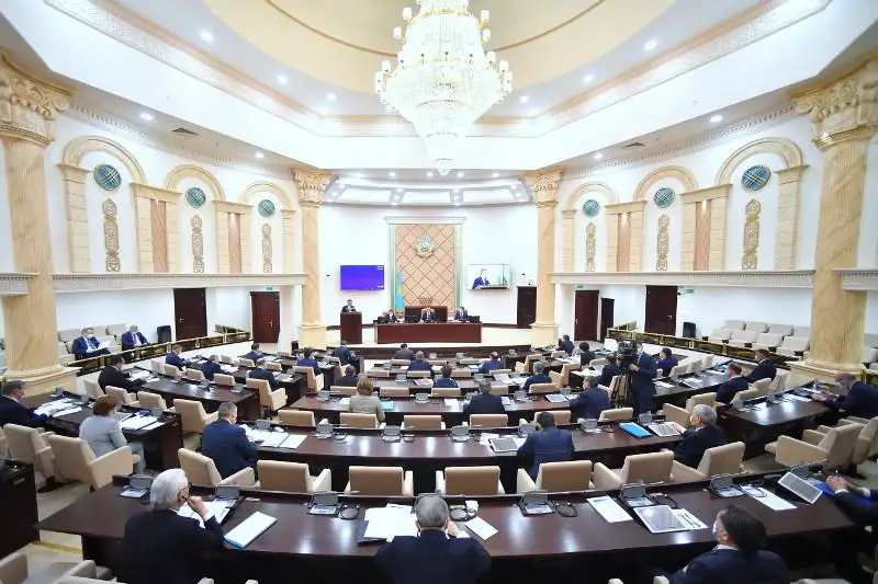 Parlament baǵaly metaldar jáne asyl tastar naryǵyna qatysty zańdy qabyldady