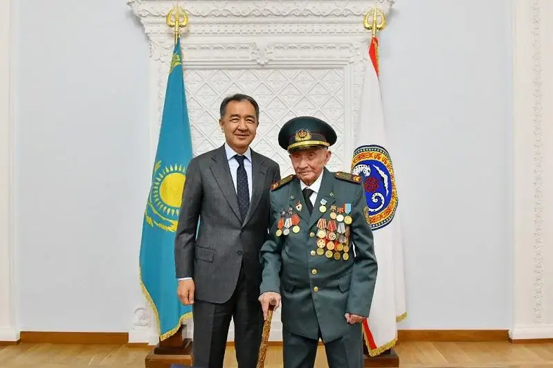 100-летнему ветерану легендарной Панфиловской дивизии вручили знак «Еңбегі үшін»