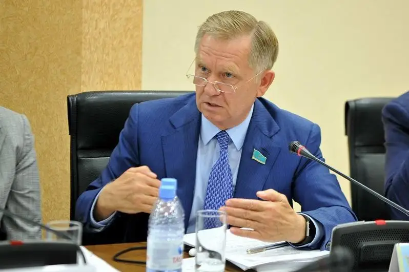 Senator «ArselorMıttal Temirtaý» kompanııasynda apat kóbeıip bara jatqanyn eskertti