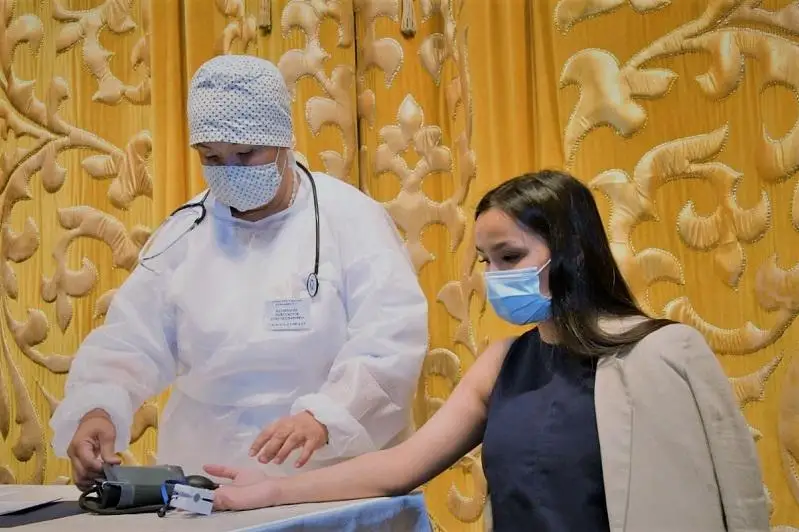 Сотрудники театра «Жастар» привились от COVID-19 в Нур-Султане