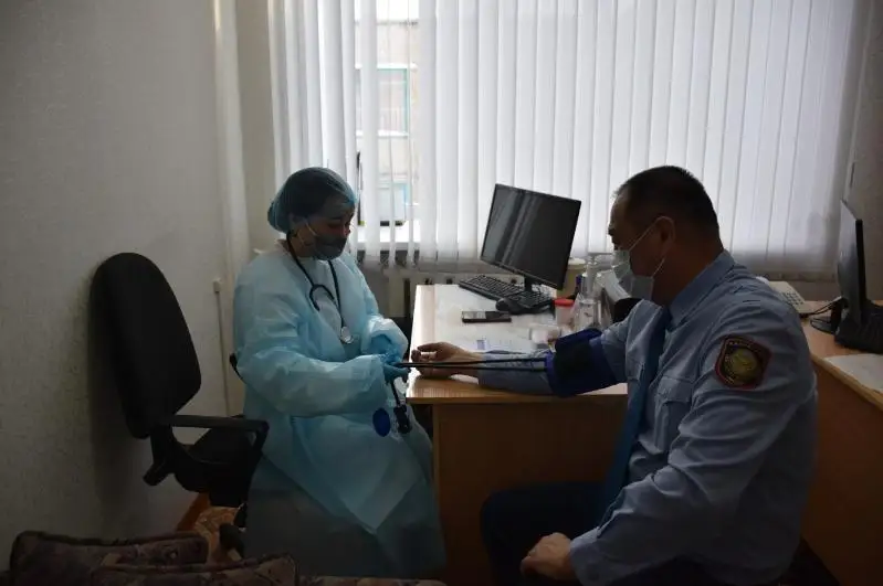 Aqmolalyq polıtseıler koronavırýs vaktsınasyn ala bastady