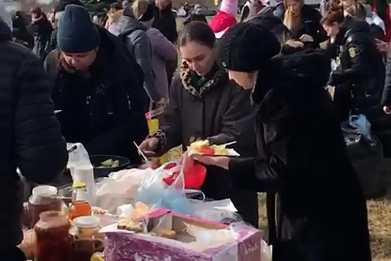 Волонтеры обеспечивают горячим питанием – эвакуированная из Украины казахстанка