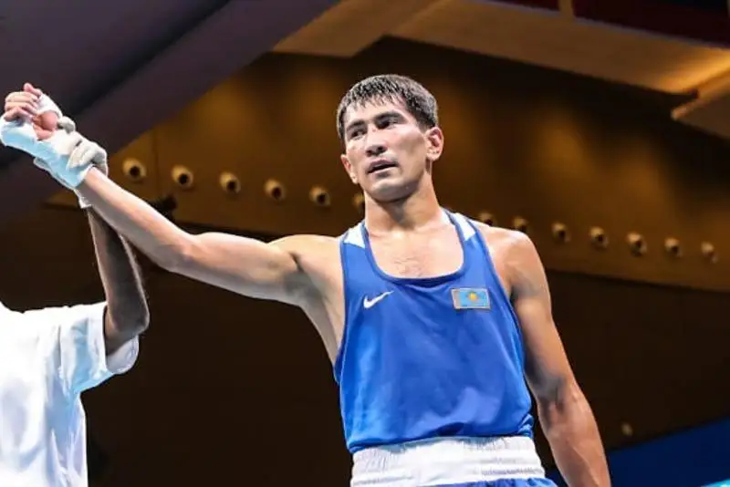 Казахстанец выиграл призера Олимпиады по боксу и принес четвертую победу за день