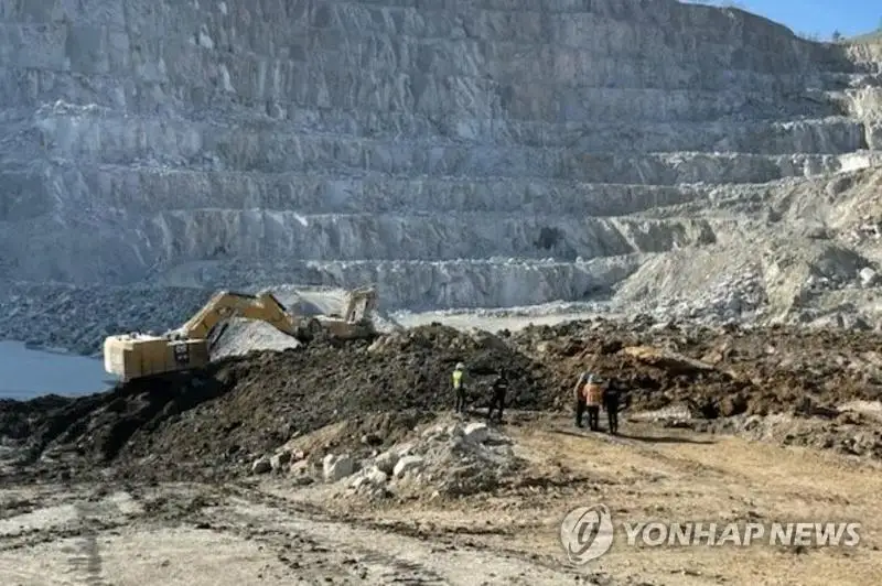 Koreıada birneshe jumysshyny topyraq basyp qalǵan