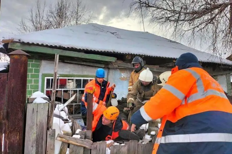 Óskemende ústine opyrylǵan úıindiniń astynda bir apta jatqan qarııa aman qaldy
