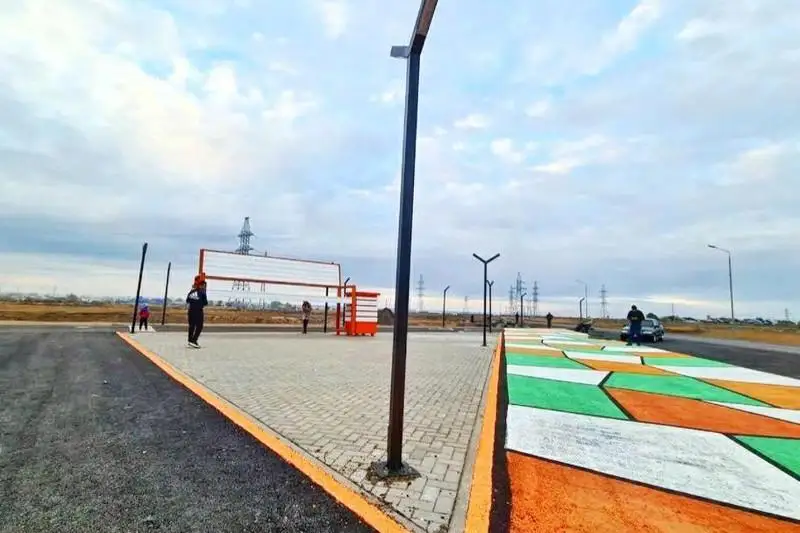 Семиметровую скамью установили в парке Сарани