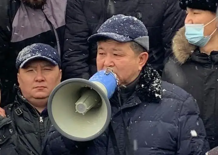 Аким Атырауской области встретился с жителями, вышедшими на центральную площадь