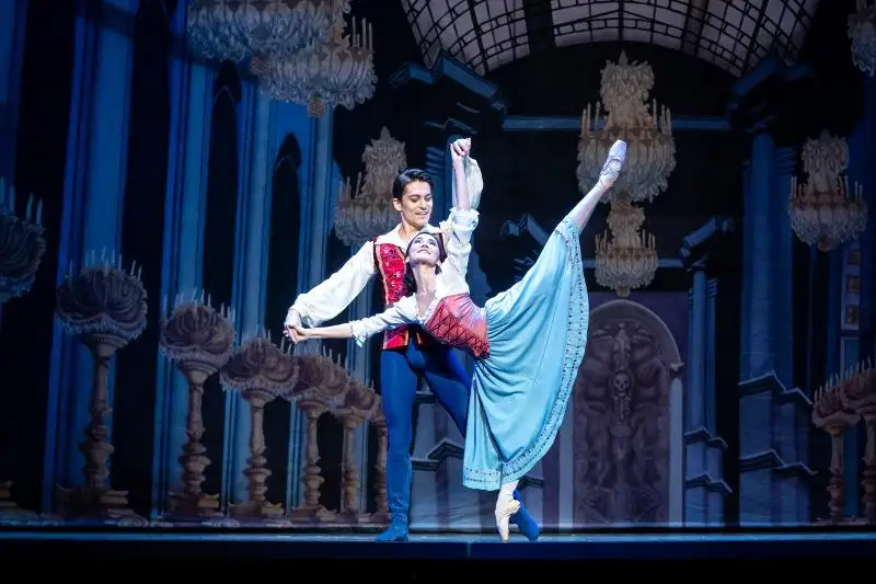 Герои  сказки «Белоснежка и семь гномов» ожили на сцене «Астана Опера»