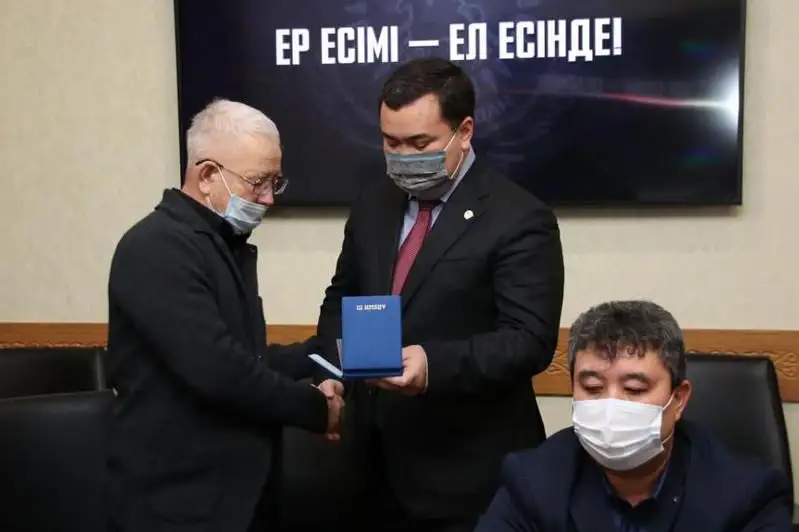 Награды родным погибших солдат Нацгвардии вручили в Караганде