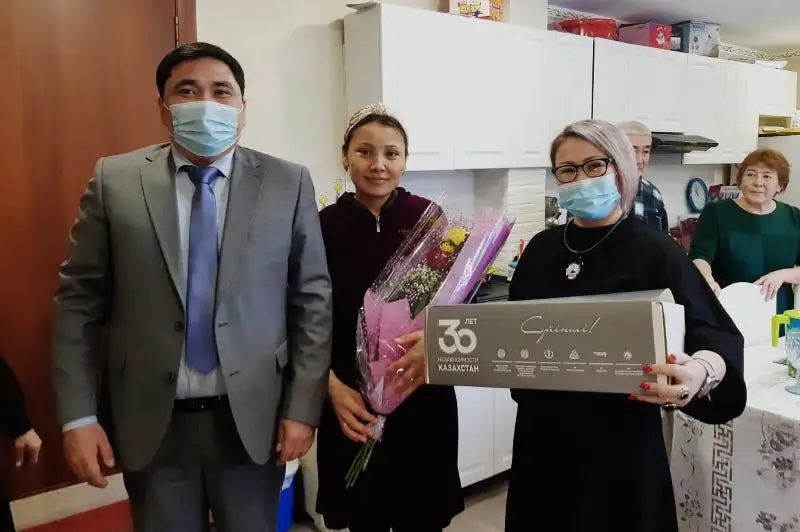 Сто новорожденных получили подарочные боксы «Сүйінші» в ВКО