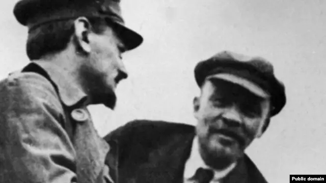 Лев Троцкий (сол жақта) мен Владимир Ленин (оң жақта) Үшінші Интернационалдың 2-сиезіндегі үзілісте сөйлесіп тұр. Мәскеу, 1 қаңтар 1920 жыл.