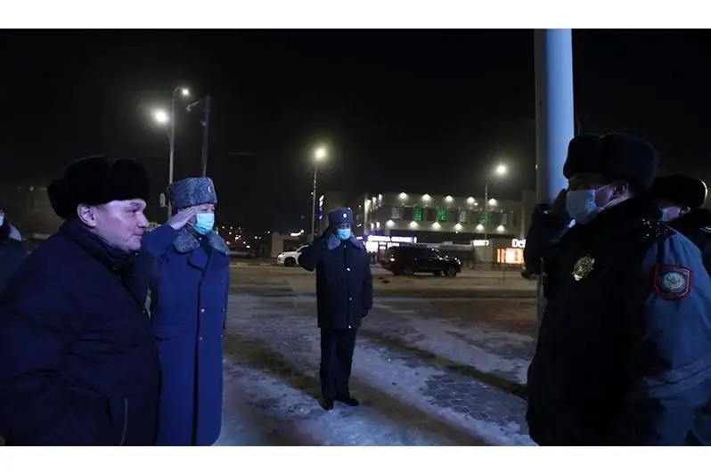 Подарки от главного полицейского получили акмолинские стражи порядка, встретившие Новый год на посту