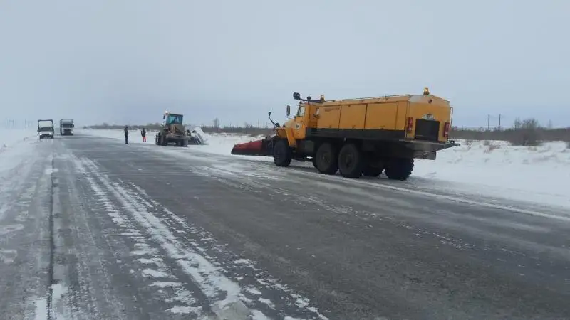 Водителю съехавшего в кювет авто помогли на трассе полицейские в Акмолинской области