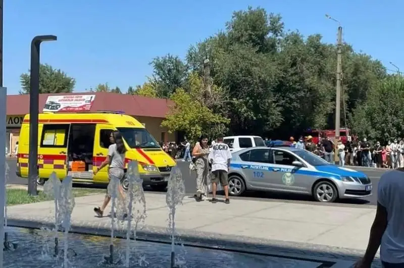 Людей эвакуируют из крупнейшего торгового центра в Таразе