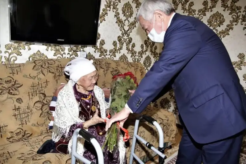 Saparbaev 101 jastaǵy keıýananyń úıine baryp, 8 naýryz merekesimen quttyqtady